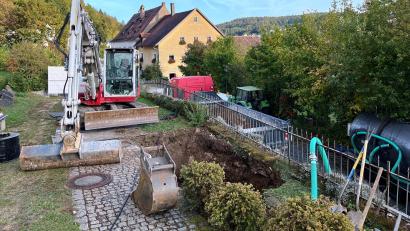 Bild: jp
Ein gebrochene Abwasserrohr Hohenburger Straße in Kastl bereit große Schwierigkeiten. Übel riechendes Abwasser läuft auf die Fahrbahn. Deshalb ist die Hohenburger Straße auf Höhe des Seniorenheims mindestens für diese Woche vollständig gesperrt.