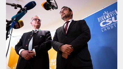 Bild: Sven Hoppe
Florian Streibl (links), Fraktionsvorsitzender der Freien Wähler im bayerischen Landtag, und Klaus Holetschek (CSU), Fraktionsvorsitzender der CSU im bayerischen Landtag, geben im bayerischen Landtag nach den ersten Koalitionsgesprächen zwischen CSU und Freien Wählern ein Pressestatement.