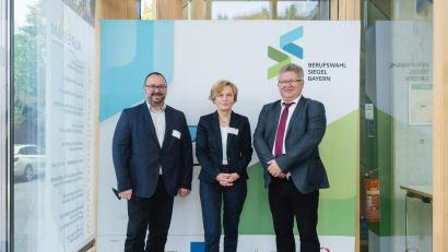 Bild: Bildungswerk Bayerische Wirtschaft/exb
Glückwünsche zur Verleihung des Berufswahlsiegels durften Realschuldirektor German Helgert (rechts) und Konrektor Holger König von der Ministerialbeauftragten für die Realschulen in der Oberpfalz, Mathilde Eichhammer, entgegennehmen.