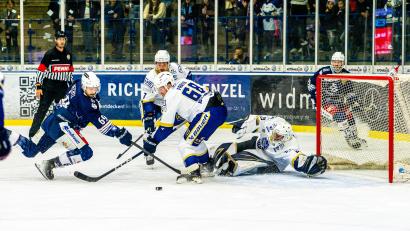 Archivbild: Elke Englmaier
Die Blue Devils sind nach fünf Spielen noch ohne Punktverlust. Diese Serie wollen die Weidener gegen Stuttgart und beim SC Riessersee ausbauen. Das Bild zeigt Robert Hechtl (links) in der Partie gegen den EV Lindau (5:2) vor dem Kasten der Gäste.
