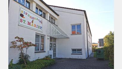 Bild: Portner
Der katholische Kindergarten St. Marien mit Baujahr 1970 ist dringend renovierungsbedürftig. An der früheren Eingangsseite hin zur Straße ist ein einstöckiger Mensa-Anbau geplant.
