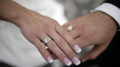 Symbolbild: Jörg Carstensen/dpa
Künftig gibt es in der Marienkirche in Nabburg jeden ersten und dritten Samstag im Monat einen sogenannten „Trau-Tag“.