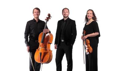 Bild: Michael Heyde (www.fotowerk-hey.de)/exb
Ukko Speidel, Helge Aurich und Vilja Godiva Speidel (von links) bilden das Trio Toninton.