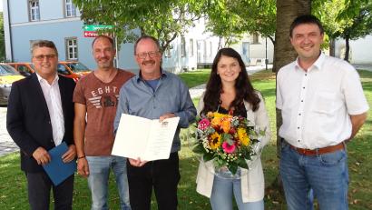 Bild: Amt für Digitalisierung, Breitband und Vermesssung Nabburg/exb
Amtsleiter Christian Schmitz (links), Personalratsvorsitzender Andreas Ringlstetter (rechts) und Alexander Schreml (Zweiter von links) verabschieden Katharina Fröhler (Zweite von links) und Josef Weber (Dritter von links).