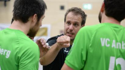 Bild: Andreas Brückmann
VC-Trainer Florian Birner (MItte) und seine Jungs wollen in Oberpfalzderby gegen Regensburg engagiert zur Sache gehen.