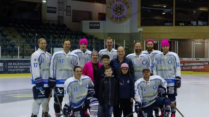 Bild: 1. EV Weiden / exb
Der 1. EV Weiden ruft zusammen mit Lena Lang, ihrem Mann Christian und ihren Kindern Benedikt, Theresa und Konstantin zum Spendensammeln gegen Brustkrebs auf.