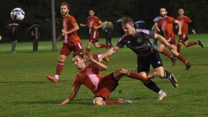 Bild: otr
Die SV Grafenwöhr (im Bild Xavier Siemski) behielt am Donnerstagabend bei Dauerregen mit 2:0 die Oberhand im Punktspiel gegen die SpVgg Vohenstrauß.