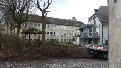 Bild: rn
Hinter der Bergkirche: Für die ehemalige Oberrealschule/Hauptschule II und das Anwesen Kirchenthumbacher Straße (Apotheke in den 1950er Jahren) sind die Monate gezählt.