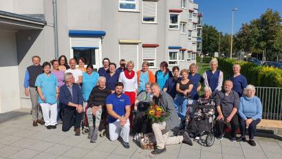 Bild: Diakonie/exb
Hier verabschieden die Mitarbeiter der Diakonie ihren Diakon Wolfgang Reuther (knieend, mit Blumen). Neue Einrichtungsleiterin ist Sonja Rummler (rotes Halstuch). Als neuer Pflegedienstleiter wirkt Alexander Möstel (vorne, links, knieend).