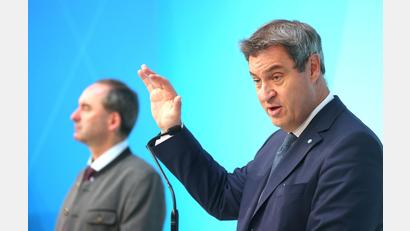 Archivbild: Karl-Josef Hildenbrand/dpa
Markus Söder (rechts, CSU), Ministerpräsident von Bayern, spricht im Anschluss einer Sitzung des Ministerrats bei einer Pressekonferenz im Prinz-Carl-Palais neben Hubert Aiwanger (Freie Wähler), Wirtschaftsminister von Bayern.