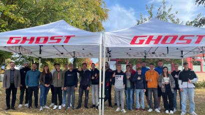 Bild: Realschule im Stiftland/exb
Die Firma Ghost hat an die Realschule im Stiftland zwei Pavillons übergeben.