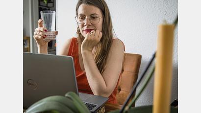 Symbolbild: Christin Klose/dpa
Unzufrieden am Arbeitsplatz? Nicht immer muss es dann ein neuer Job sein. Oft machen auch kleinere Veränderungen einen Unterschied – etwa mehr von zu Hause aus arbeiten.
