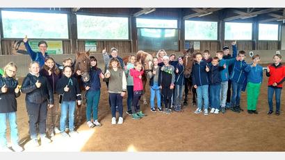 Bild: Georg Lang/exb
Bei der Exkursion zum Ponyhof in Poggersdorf gingen Wünsche der Fünftklässler in Erfüllung. Der Kontakt mit den Pferden stand auf der Wunschliste ganz oben.