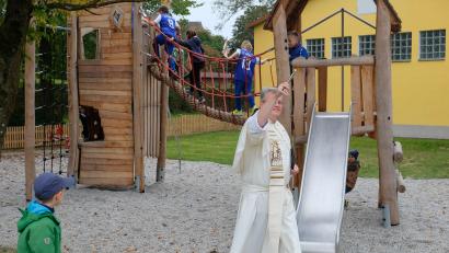 Bild: do
Zur Dreifachfeier gehörte auch die kirchliche Segnung des neuen Kinderspielplatzes.