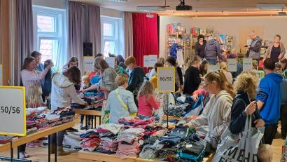 Bild: Pamela Wünsche/exb
Kinderkleidung, meist noch bestens in Schuss: Im Theresienheim gab es bei einem ersten Basar dieser Art eine Riesenauswahl.