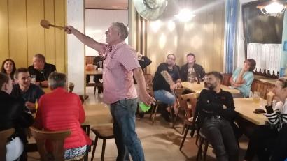 Bild: ATS Mitterteich/exb
Matthias Siller (stehend) war wieder Hauptakteur beim Taubenmarkt im Vereinsheim des ATS Mitterteich.