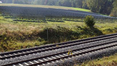 Bild: bkr
Projektoren suchen beidseits von Bahnlinien, die elektrifiziert werden, Grundstücke für PV-Anlagen in einem zunächst festgelegten Bereich von 200 Metern beidseits der Strecken. Auch in der Gemeinde Kulmain wären entsprechende PV-Anlagen möglich, wenn nicht potenzielle Flächen von der Gemeinde ausgewiesen werden. Im Bild eine PV-Anlage in der Gemeinde Immenreuth.