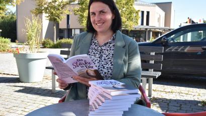 Bild: ubb
Tanja Franz hat ihr erstes Buch herausgegeben. Es handelt sich um eine Art Lebensberatung für Frauen, die ein selbstbestimmtes Leben führen wollen oder sich verändern wollen, aber den Absprung nicht wagen.