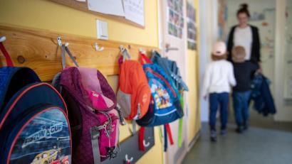 Symbolbild: Monika Skolimowska/dpa
Für den vielen Nachwuchs in Tirschenreuth muss die Stadt Betreuungsplätze bereitstellen – und davon gibt es augenblicklich zu wenig. Alle vier Kinderbetreuungseinrichtungen in der Kreisstadt sind voll oder sogar überbelegt.