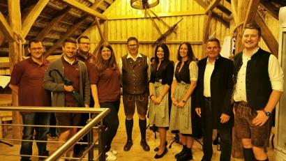 Bild: Portner
Die Vorstandsteam vom Musikverein Schwarzenfeld (von links) mit Philipp Korb, Schirmherr Bürgermeister Peter Neumeier, Matthias Winter und Kristina Betz, der gemeinsame Dirigent Stefan Karl (Mitte) sowie die Teunzer Vorsitzenden Tobias Schmid (von rechts), Daniela Juraske und Ramona Götz mit Bürgermeister Norbert Eckl.