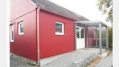Bild: Klaus Högl
Wegen der neu geltenden Umsatzsteuerpflicht musste die Entgeltsatzung für das Gemeindehaus an der Schillerstraße geändert werden.