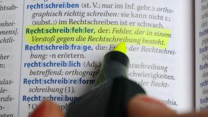 Symbolbild: Marijan Murat
Rechtschreibfehler passieren schnell. Wenn sie gedruckt sind, sind sie besonders ärgerlich.
