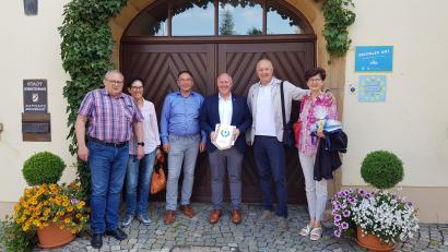 Bild: Jonas Gräßmann/exb
Gute Laune bei Besuch in Schnaittenbach (von links): Christian Gräßmann, Ortsheimatpflegerin Inge Lassmann, Liborius Gräßmann, Schnaittenbachs 1. Bürgermeister Marcus Eichenmüller, Paolo Rosso und Franca Battaglia.