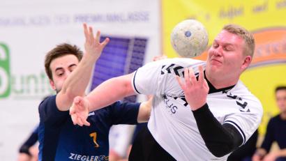 Bild: ham
Fabian Domaier (rechts) von der HSG Nabburg/Schwarzenfeld freut sich auf ein heißes Derby gegen die HG Amberg.