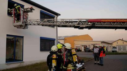 Bild: gz
Mit der Feuerwehrleiter retten die Einsatzkräfte eine vermisste Person (Puppe) aus dem ersten Stock gerettet.
