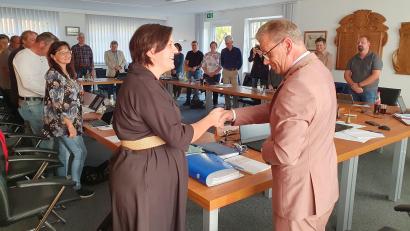 Bild: Lowak
Nach der Vereidigung begrüßt Bürgermeister Karlheinz Budnik die SPD-Nachrückerin Katja Stessmann im Stadtrat Windischeschenbach.