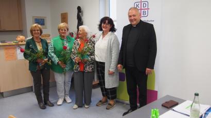 Bild: KDFB Tirschenreuth/exb
Stadtpfarrer Flierl und Vorsitzende Barbara Schmid (von rechts) ehrten Maria Ruppert, Christine Hofmann und Anna Bauer (von links) für ihre langjährige Mitgliedschaft beim Frauenbund Tirschenreuth.