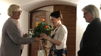 Bild: mma
Für das EBW dankte Bettina Hahn (links) der Sängerin Alexandra Völkl und Budde Thiem, ihrem Begleiter am Piano, für "zauberhafte zwei Stunden".