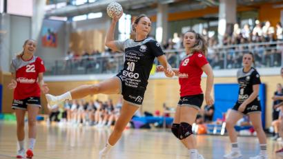 Bild: Günter Uschold
HV-Spielerin Carina Hauser (am Ball) will mit ihrem Team in die Erfolgsspur zurück.