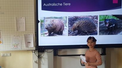 Bild: Kerstin Münchmeier/exb
Emilia Hartweg erzählte bei ihrer Präsentation an der Grundschule Waldsassen auch von der australischen Tierwelt.