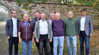Bild: rgr
Alfons Meiler (Dritter von rechts) wurde von den Feldgeschworenen als stellvertretender Obmann bestätigt. Mit dabei waren Pascal Hofmann als Ansprechpartner der Stadt (von links), Hans Reichl, Michael Müller, Obmann Josef Kneidl, Johann Arnold sowie von rechts: Bürgermeister Edgar Knobloch und Karl Schönberger.
