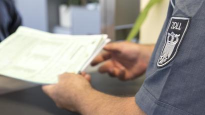 Symbolbild: Bildungs- und Wissenschaftszentrum der Bundesfinanzverwaltung
Im Bezirk des Hauptzollamts Regensburg waren 76 Beschäftigte der Finanzkontrolle Schwarzarbeit im Einsatz und prüften insbesondere die Einhaltung des gesetzlichen Mindestlohns nach dem Mindestlohngesetz.