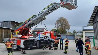 Bild: Franz Bauernfeind/exb
Zu den Übungsobjekten der Drehleiterschulung in Mitterteich gehörte auch ein Schrottauto, das auf dem Bauhof in Mitterteich gelagert. ist.