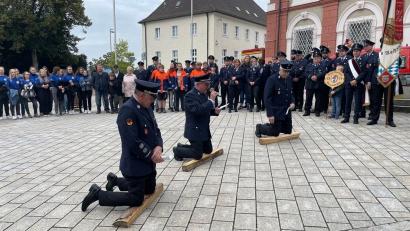 Bild: Corinna Hagn/exb
Zweiter Kommandant Markus Lindner, Vorsitzender Wolfgang Müller sowie Kommandant und Zweiter Vorsitzender Gottfried Amschl der Feuerwehr Altenstadt bitten die Feuerwehr Neustadt um die Erneuerung der Patenschaft.