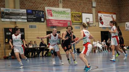Archivbild: Dieter Jäschke
Die Neustädter Basketballerinnen (dunkle Trikots) sind am Wochenende in Würzburg zu Gast.