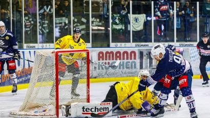 Bild: Werner Moller
In dieser Szene erzielt Kapitän Dennis Thielsch (rechts) das 1:0 für die Blue Devils Weiden gegen den Stuttgarter EC.