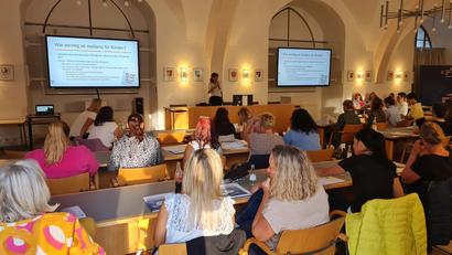 Bild: Anja Vogl/exb
Rund 100 Seminarteilnehmer lauschten gespannt dem Vortrag der Referentin, Anna-Katharina Wachter, im König-Ruprecht-Saal des Landratsamtes.