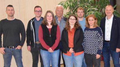 Bild: bö
Sie gehören dem Vorstand für die anstehende Dorferneuerung in Ebermannsdorf an (von links): Steffen Hauser, Adrian Käß, Anita Vieracker, Franz Elsner, Carolin Vieracker, Christian Gresser, Petra Sperl und Bürgermeister Erich Meidinger.