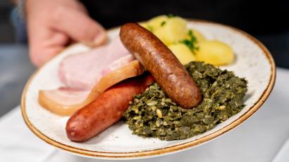 Bild: Hauke-Christian Dittrich/dpa
Saftig und deftig: Eine Portion Grünkohl mit den traditionellen Beilagen Salzkartoffeln, Kochwurst, Pinkelwurst und Kasseler - serviert in einem Oldenburger Restaurant.