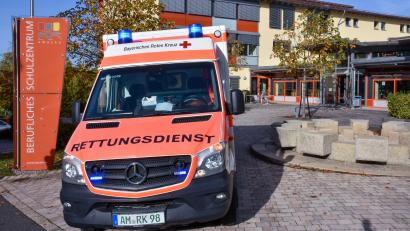 Bild: Stephan Huber
Das Berufliche Schulzentrum in Amberg musste am Freitagmorgen nach einer Reizgas-Attacke komplett evakuiert werden.