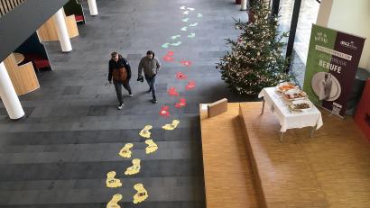 Archivbild: wro
Aufgeklebte Fußabdrücke machten nach der Auftaktveranstaltung deutlich, dass sich das Berufszentrum auf den Weg zur Klimaschule gemacht hat. Das Ziel ist nun erreicht, doch die Aktivitäten gehen weiter.