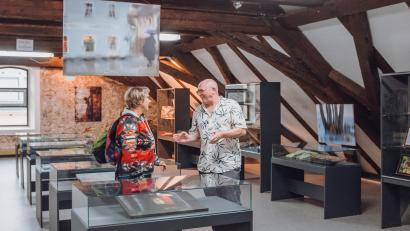 Bild: Susanne Forster
Fotograf Norbert Grüner im Gespräch mit einer Ausstellungsbesucherin. Die Sonderschau „Alles reine Ansichtssache“ ist noch bis 29. Oktober im Knopfmuseum zu sehen.