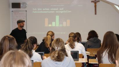 Bild: Sr. M. Raphaela/exb
Philipp Reich vom T1 mit einer Klasse der Mädchenrealschule Waldsassen beim Workshop "Fake News".