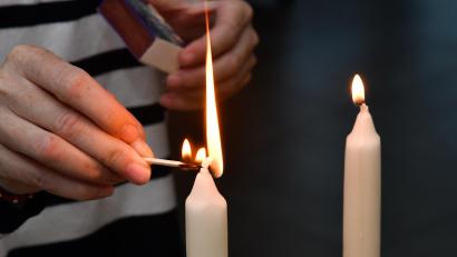 Bild: Petra Hartl
Mit dem Anzünden der Shabbat-Kerzen gedachten jüdische Familien in Amberg und im Landkreis am Freitag auch der Opfer des barbarischen Angriffs der Hamas in Israel.