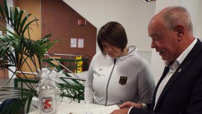 Bild: e
Bürgermeister Roland Strehl und die Weltmeisterin Viola Fritsche beim Rathaus-Empfang mit Eintrag ins Prominentenbuch der Gemeinde Kümmersbruck.