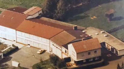 Bild: Gemeinde Krummennaab/exb
Auf dem Areal der Textilfabrik in Krummennaab soll eine soziale Mitte entstehen. Die Luftaufnahme stammt aus den Anfängen der Fabrik, meint Bürgermeisterin Marion Höcht, und dürfte so um die 50 Jahre alt sein.